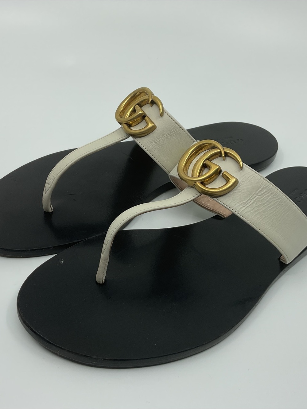Gucci Cream Leather Thong Sandals with Gold Double G - Picture 2 of 15